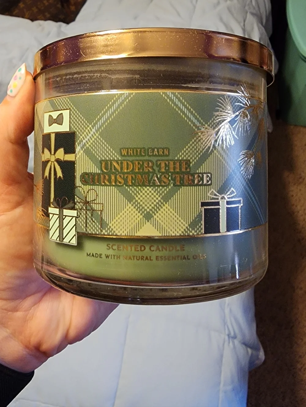 New White Barn Under The Christmas Tree 3 Wick Candle - Picture 1 of 3